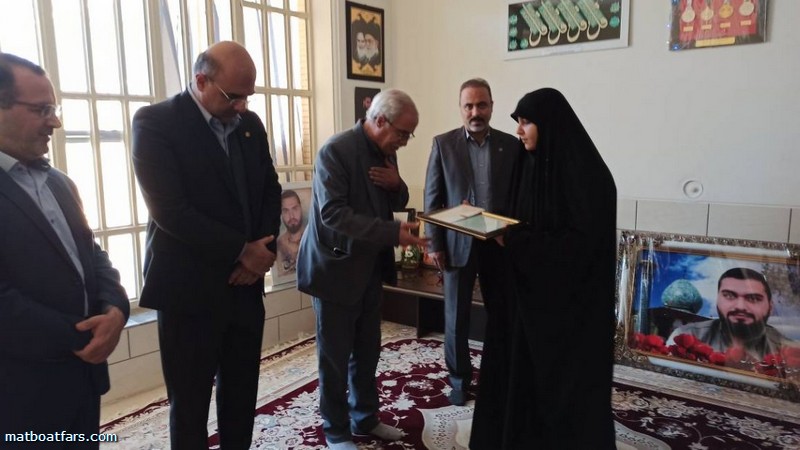 مدیر مخابرات منطقه فارس با خانواده معظم شهید ” محمد جهانگیری ” دیدار کرد