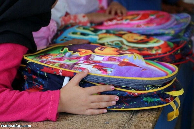 توزیع بسته تجهیزات دانش‌آموزی در مدارس عشایری فارس
