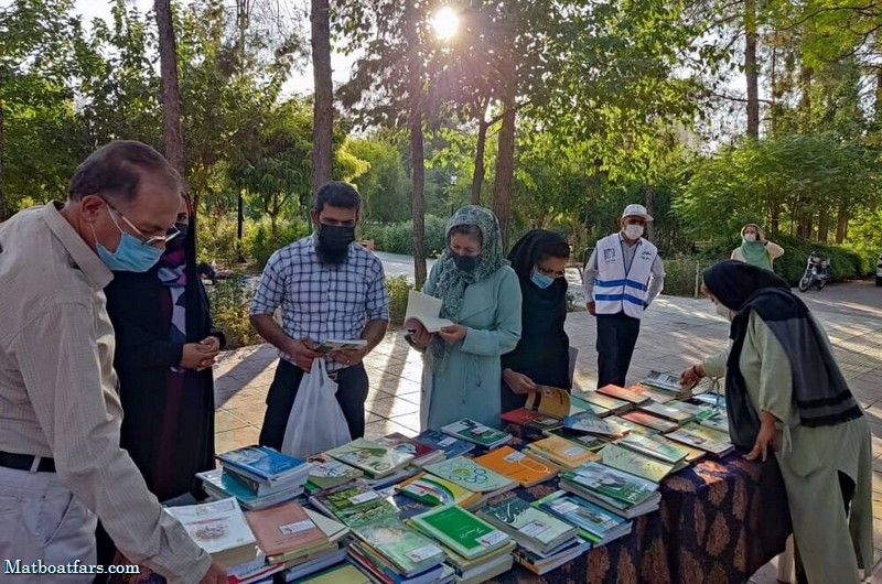 ۸۵۰۰ کتاب در قالب طرح پیوند با کتاب بین مردم شیراز، رایگان توزیع شد